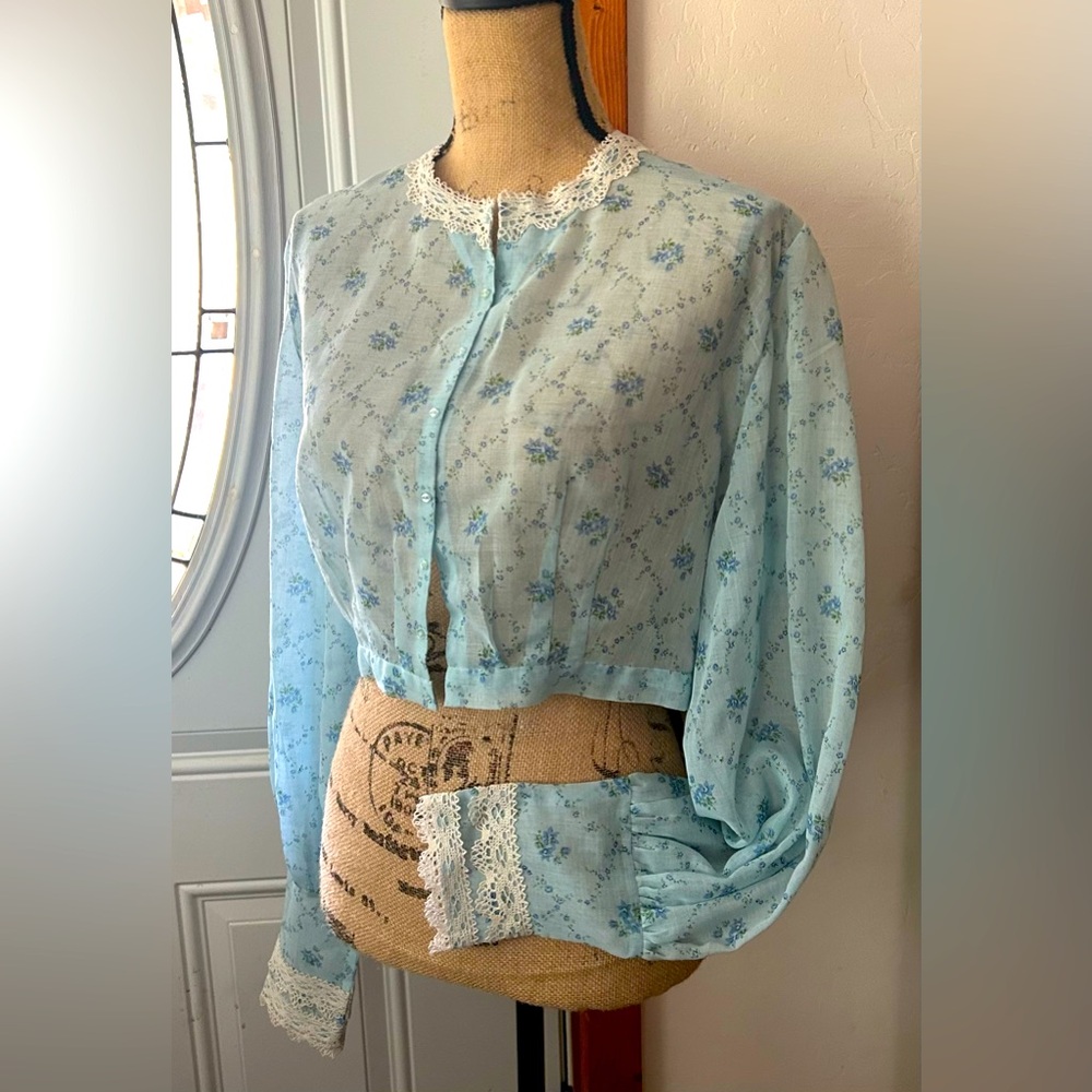 Rare vintage Printed Ditsy Floral Blouse antique lace and tiny blue buttons
